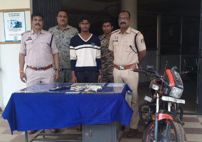 धनपुंजी पेट्रोल से नकली पिस्तौल दिखाकर नगदी रकम लूट का फरार आराेपी गिरफ्तार